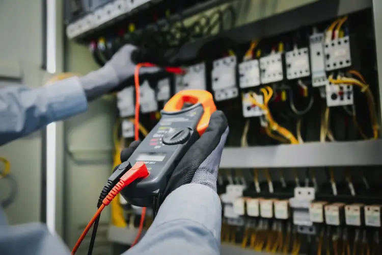 Máquina de baixa tensão fazendo testes elétricos