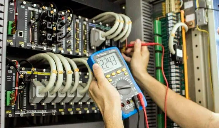 Eletricista fazendo um laudo NR-10