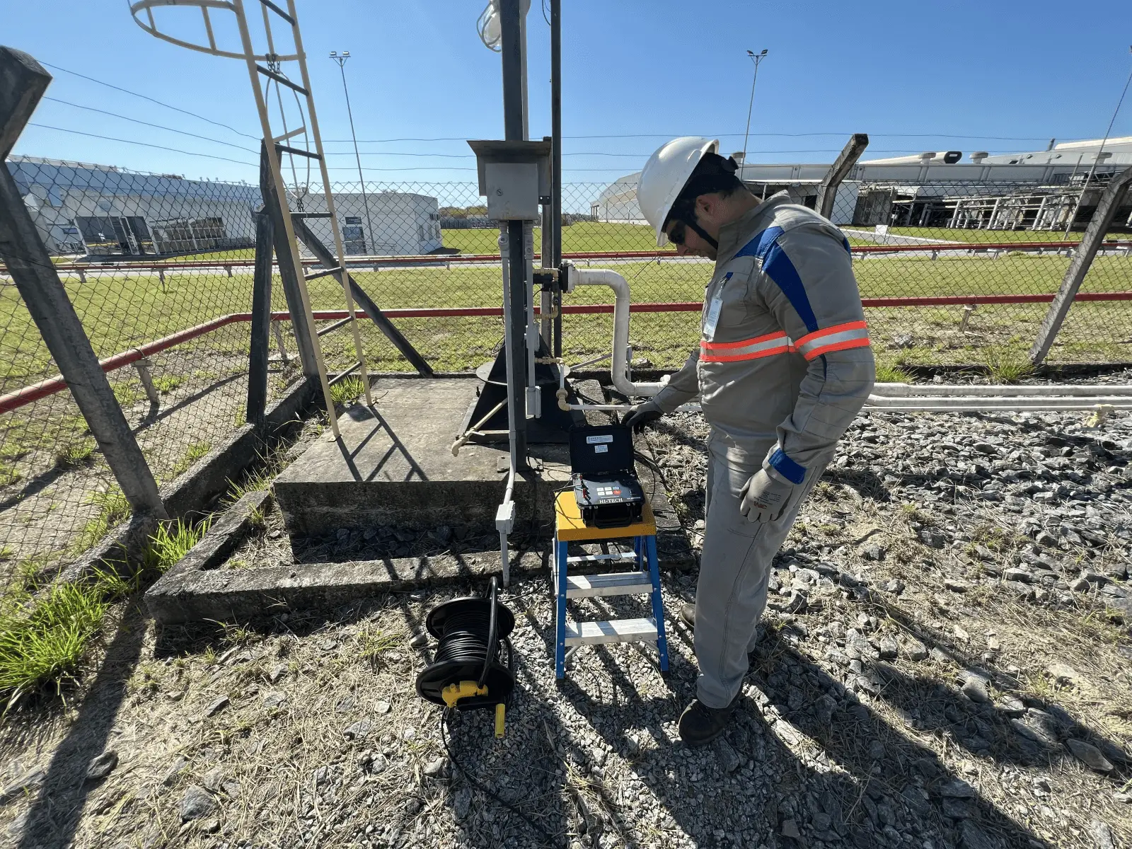 Eletricista fazendo um Laudo SPDA em um terreno