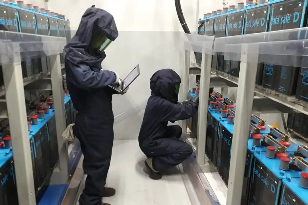 Pessoas fazendo teste de No Break em um estabelecimento