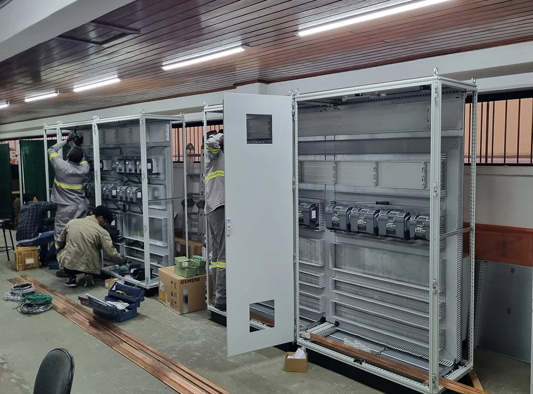 Painéis elétricos de um estabelecimento industrial