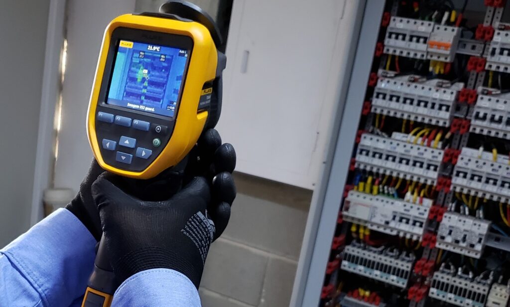 Máquina de termografia sendo utilizada industrialmente